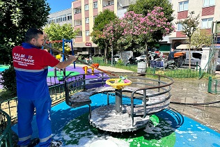 KÂĞITHANE’DE PARKLAR DÜZENLİ OLARAK TEMİZLENİYOR